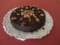 Tarta de chocolate rellena con dulce de leche y decorada con nueces